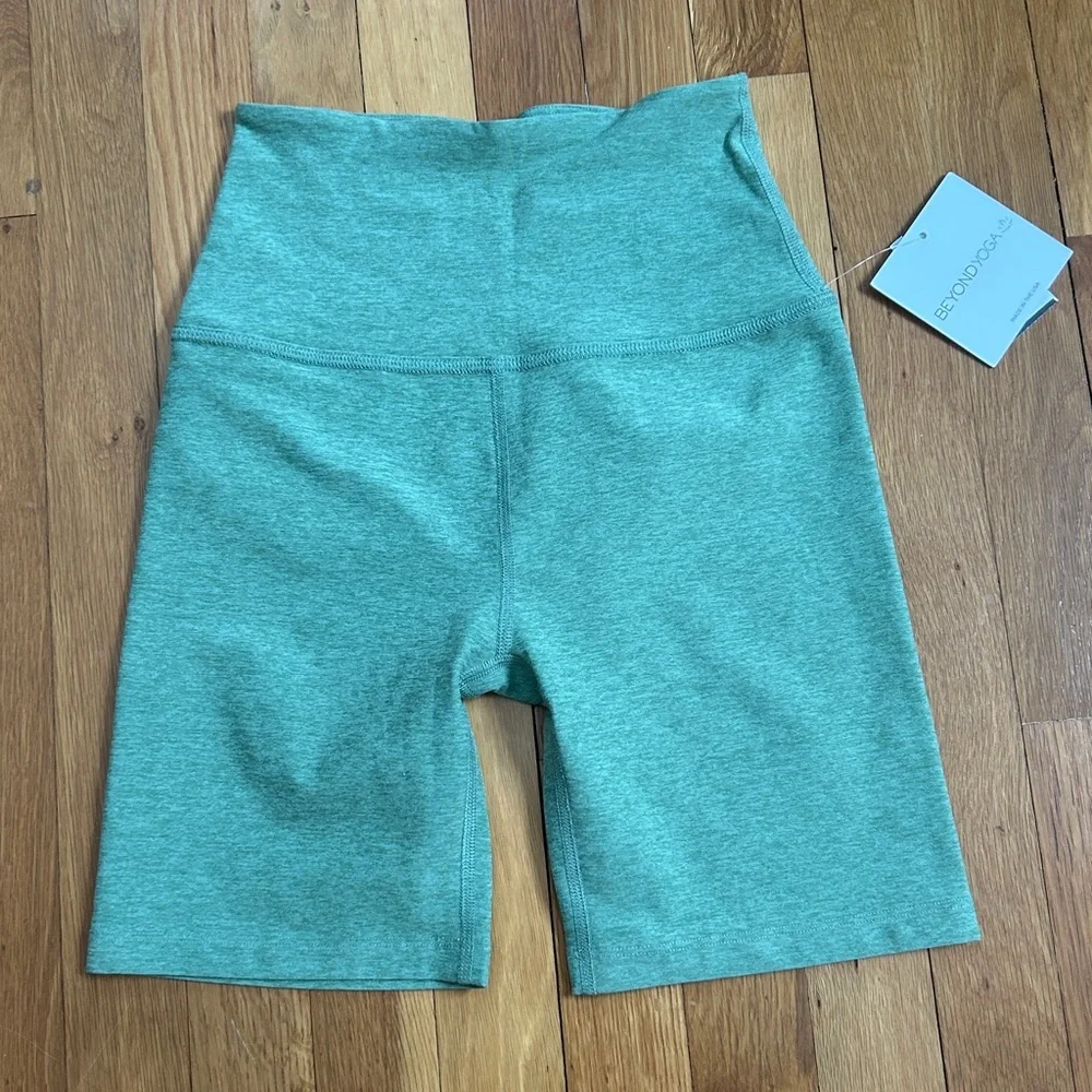 Beyond Yoga green biker shorts S NWT - Picture 4 of 4